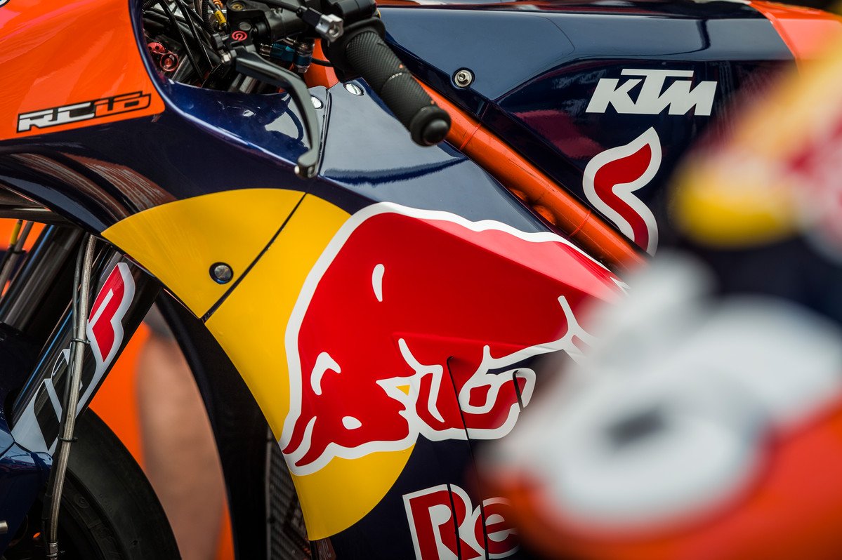 150372_ktm-rc16-box-spielberg-2016