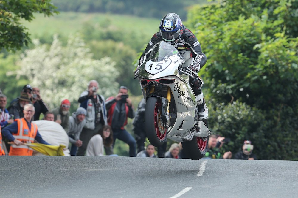 2016_Isle_of_Man_TT_Superbike_race_049